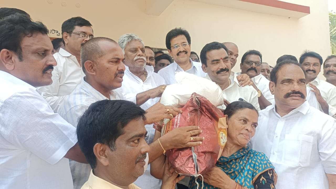 పంపిణీ చేసిన ఎమ్మెల్యే జ్యోతుల నెహ్రూ 2 IMG 20240912 WA0053