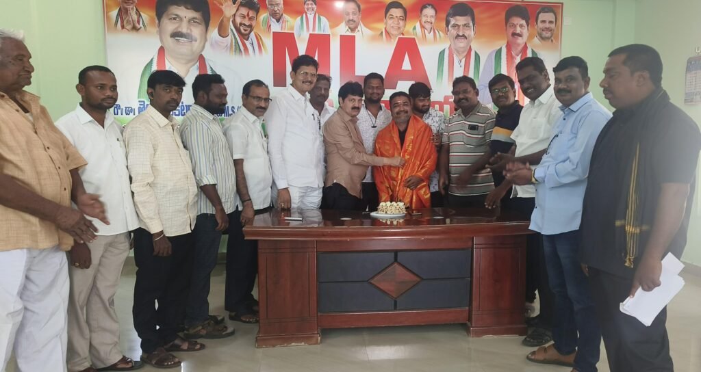 బొంబోతుల రాజీవ్ పుట్టినరోజు సందర్భంగా శాలువాతో సత్కరించిన ఎమ్మెల్యే తెల్లం వెంకటరావు 1 IMG 20241109 WA0253