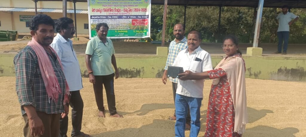 దమ్మపేటలో ధాన్యం కొనుగోలు కేంద్రాలను తనిఖీ చేసిన జిల్లా వ్యవసాయ అధికారి 1 IMG 20241114 WA02021