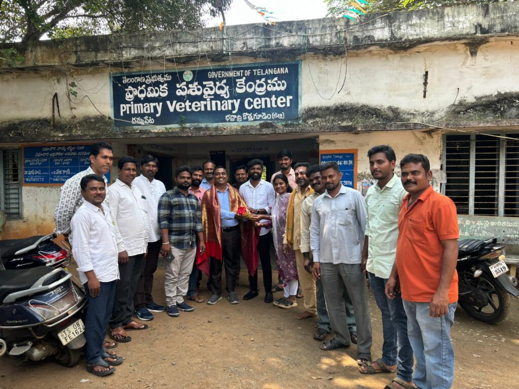 బదిలీపై వెళ్లిన రాష్ట్ర పశు వైద్యాధికారి రమేష్ ను సన్మానించిన దమ్మపేట మండల సిబ్బంది 1 IMG 20241114 WA0254