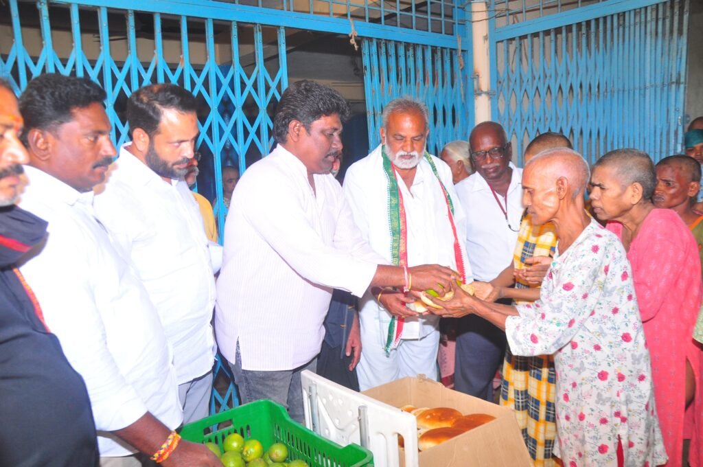 పగడాల కిషోర్ ఆధ్వర్యంలో అన్నం సేవా ఫౌండేషన్ లో తుమ్మల జన్మదిన వేడుకలు 1 IMG 20241115 WA0274