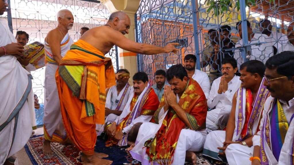 సీతారామచంద్రస్వామిని దర్శించుకున్న రాష్ట్ర మంత్రి పొంగులేటి 1 IMG 20241123 WA0226