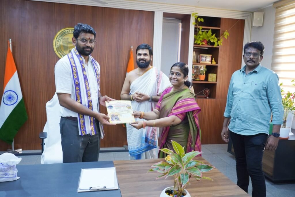 ముక్కోటి ఉత్సవాలకు రండి జిల్లా కలెక్టర్ కు భద్రాచలం ఈవో ఆహ్వానం 1 IMG 20241222 WA0190
