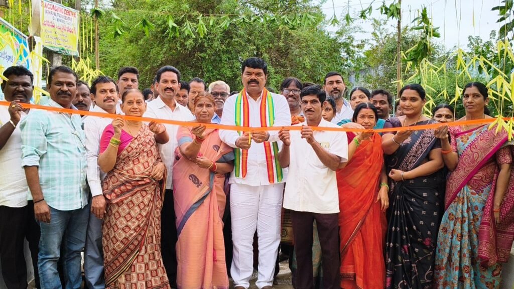 నూతనంగా నిర్మించిన ద్వారక వీధి ఆర్చ్ ని ప్రారంభించిన పినపాక ఎమ్మెల్యే పాయం వెంకటేశ్వర్లు 1 IMG 20241224 WA0357