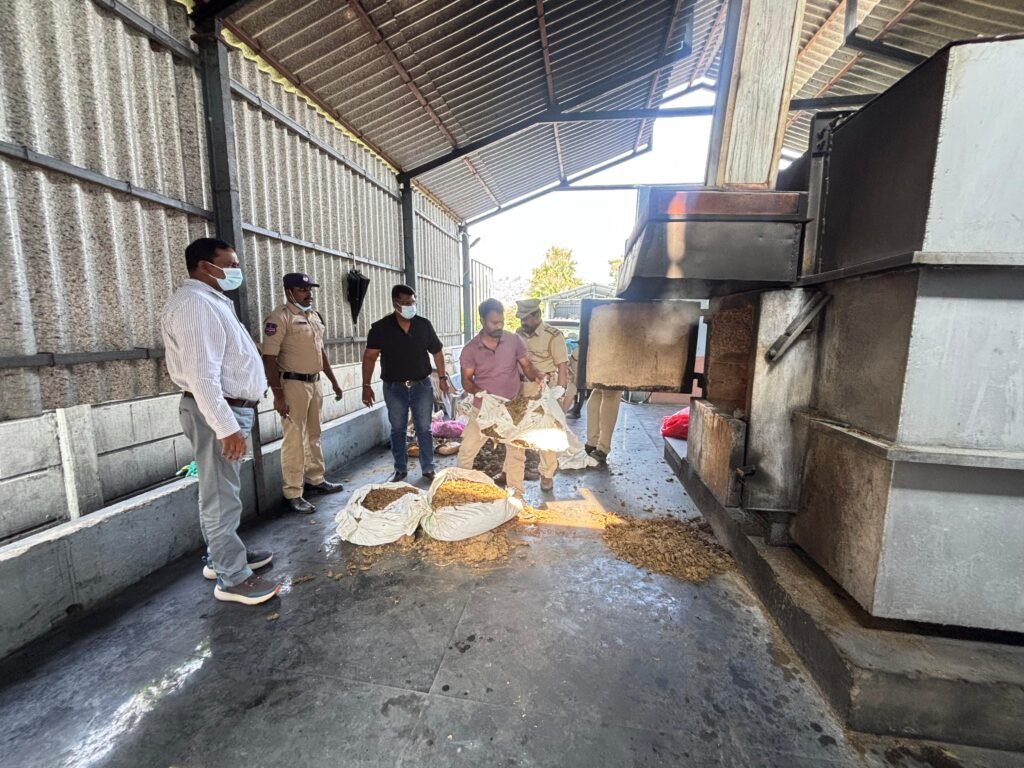 గంజాయిని భద్రాచలం ఎక్సైజ్ పోలీసులు తగలబెట్టారు 1 IMG 20241230 WA0200
