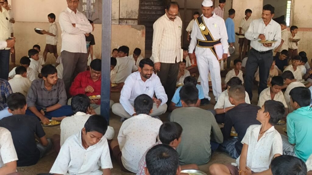 ఆశ్రమ గురుకుల వసతి గృహాలలో విద్యార్థులకు మెరుగైన సౌకర్యాలు అందించాలి. జిల్లా కలెక్టర్ జితేష్ వి పాటిల్. 1 IMG 20250207 WA0309