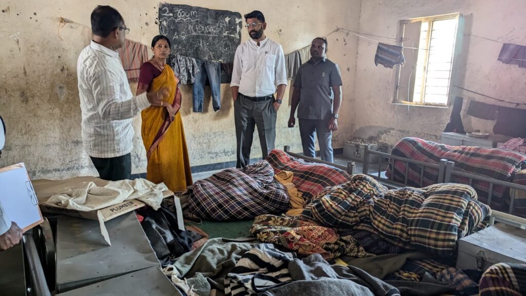 ఆశ్రమ గురుకుల వసతి గృహంలో చేపడుతున్న పనుల పురోగతిని పరిశీలించిన జిల్లా కలెక్టర్ జితేష్ వి. పాటిల్. 1 IMG 20250217 WA0405