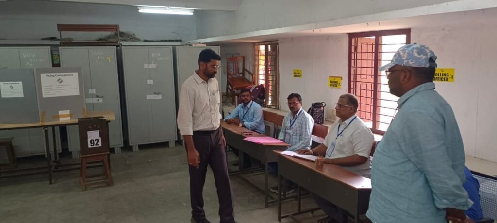 పోలింగ్ కేంద్రాన్ని పరిశీలించిన జిల్లా ఎన్నికల అధికారి జితేష్ వి. పాటిల్. 1 IMG 20250227 WA0197