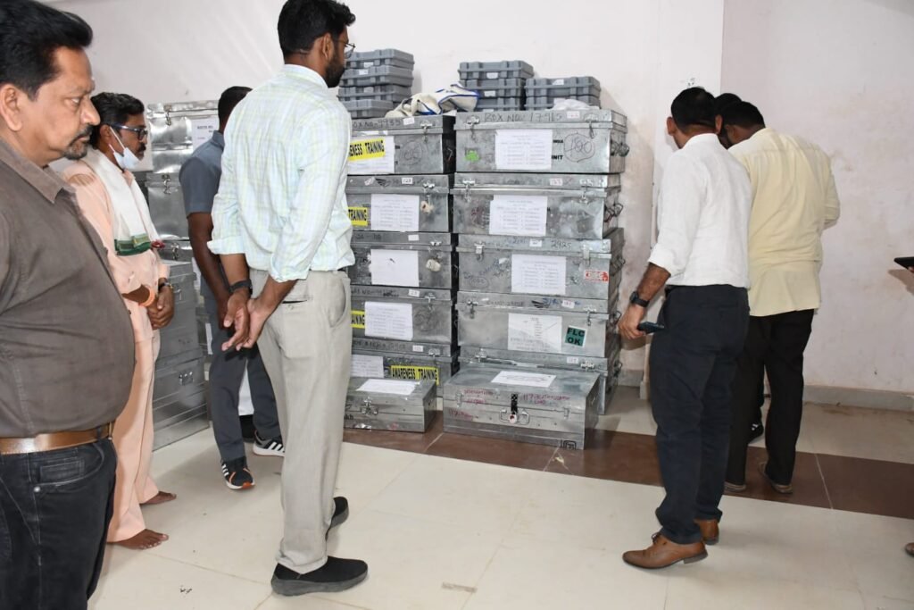 ఈవీఎం గోడౌన్ ను తనిఖీ చేసిన జిల్లా కలెక్టర్ జితేష్ వి. పాటిల్. ప్రశ్న ఆయుధం న్యూస్ 1 IMG 20250303 WA0195