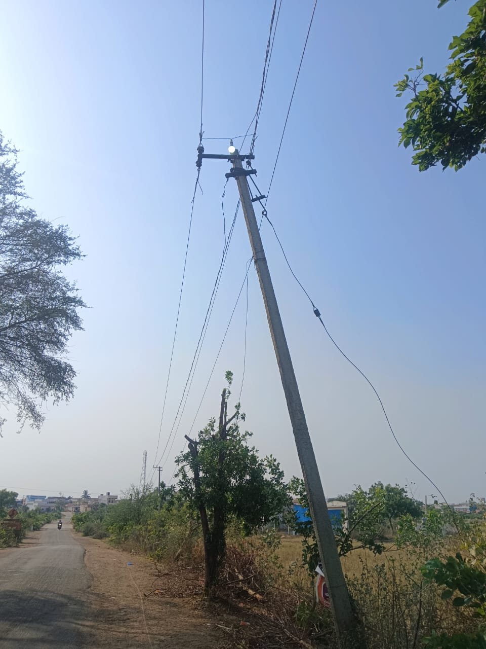వంగిన స్తంభంతో స్థానికులు కు పొంచి ఉన్న ప్రమాదం..!! 1 IMG 20250420 WA2868