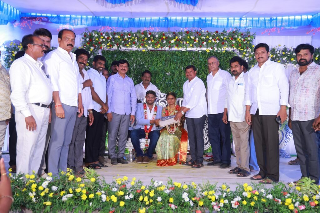 నవ దంపతులను ఆశీర్వదించిన పొంగులేటి శ్రీనివాస్ రెడ్డి, ఎమ్మెల్యే జారే ఆదినారాయణ 1 IMG 20250511 WA0349