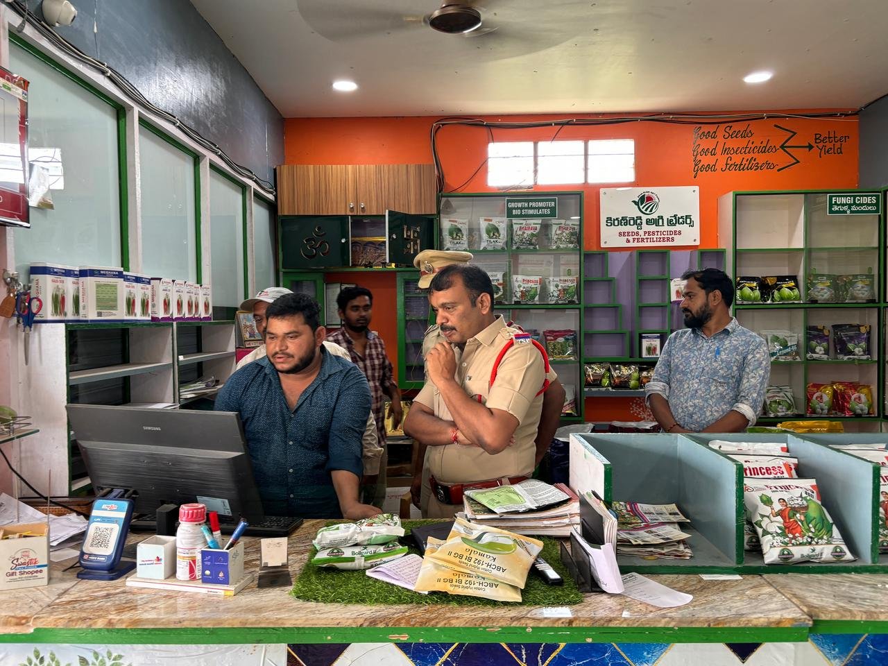 సీడ్స్ పెస్టిసైడ్స్ ఫెర్టిలైజర్స్ షాపులపై అధికారుల తనిఖీలు 1 IMG 20250521 WA2218