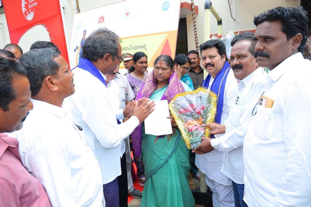 ఎస్సీ కులాలకు జడ్పిటిసి ఎంపీటీసీ రిజర్వేషన్ అమలు చేయాలని రాష్ట్ర మంత్రి సీతక్కకు విజ్ఞప్తి చేసిన బొమ్మెర శ్రీనివాస్ 1 IMG 20250530 WA0234