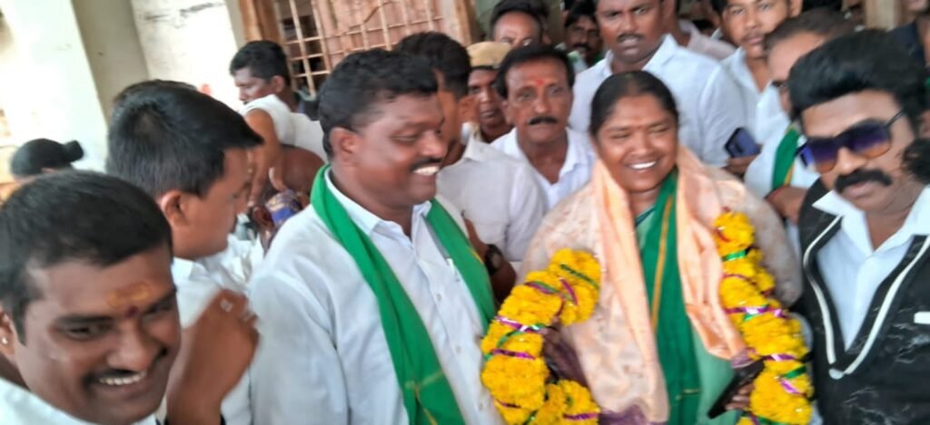 మంత్రి సీతక్కకు గజమాలతో ఘనంగా సత్కరించిన మద్దెల 1 IMG 20250530 WA0247