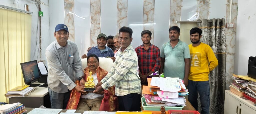 జిఎం సివిల్ గా పదోన్నతి పై వెళ్తున్న ధనసరి వెంకటేశ్వర్లుకు *ఘనంగా సత్కరించిన సింగరేణిజీఎం సివిల్ రైల్వే కాంట్రాక్ట్ కార్మికులు* 1 IMG 20250530 WA0249