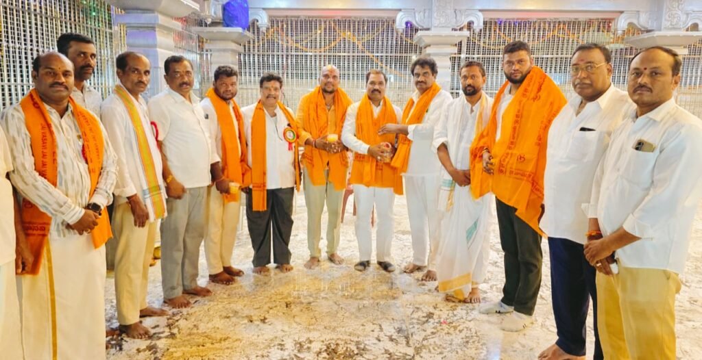 శ్రీ వాసవి కన్యకా పరమేశ్వరి మాతను దర్శించుకున్న రమేష్ గౌడ్ 1 IMG 20250509 194315