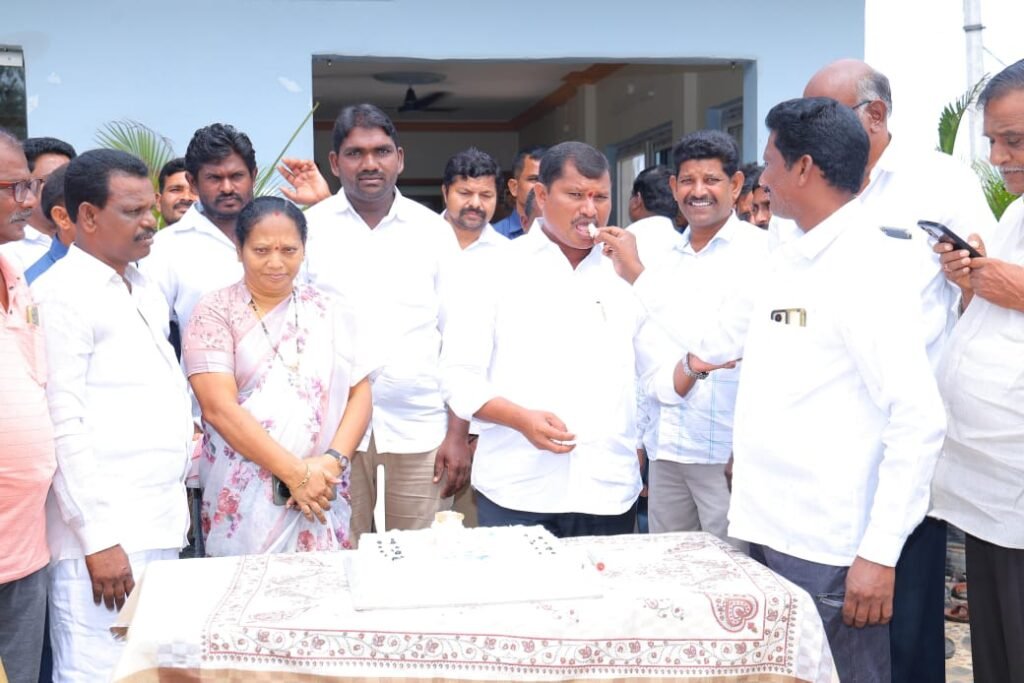 డిప్యూటీ సీఎం భట్టి పుట్టినరోజు వేడుకలు నిర్వహించిన ఎమ్మెల్యే జారే 1 IMG 20250615 WA0288