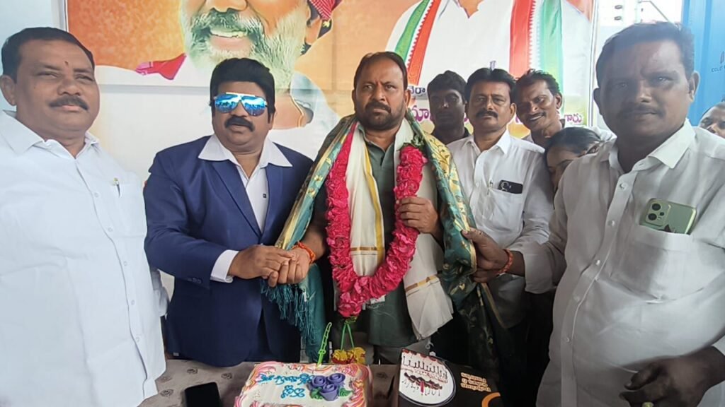 ఉప ముఖ్యమంత్రి బర్త్డే కేక్ కట్ చేసిన వైరాఎమ్మెల్యే రాందాస్ నాయక్ 1 IMG 20250615 WA0414