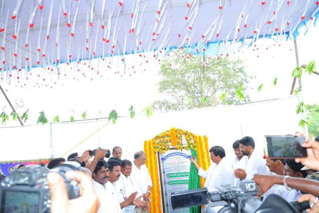 అభివృద్ధి పనులకు శంకుస్థాపనలు చేసిన పొంగులేటి శ్రీనివాసరెడ్డి 1 IMG 20250620 WA0268