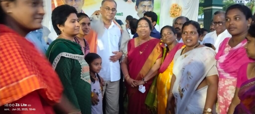 ఖమ్మం ఎంపీ రఘురామారెడ్డికి శాలువాతో దిశ చైర్మన్ వాసర్ల నాగమణి సన్మానం 1 IMG 20250620 WA0309