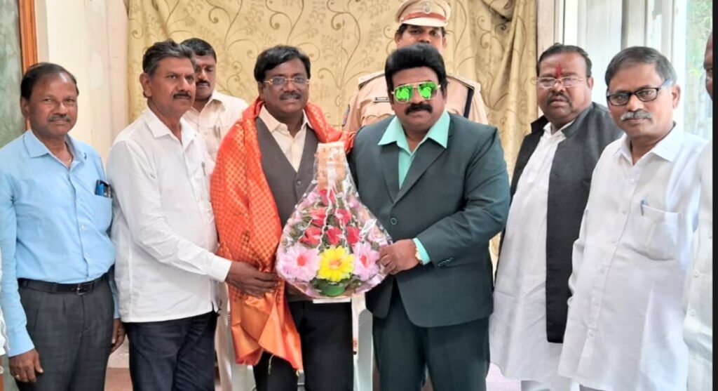 నూతన మంత్రి గడ్డం వివేక్ డాక్టర్ మద్దెల శివకుమార్ ఘనంగా సన్మానం 1 IMG 20250623 WA0190