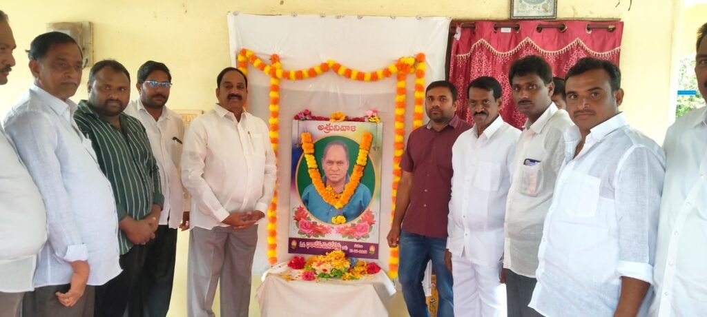 వెంకటేశ్వర్లు కుటుంబాన్ని పరామర్శించిన మంత్రి తుమ్మల 1 IMG 20250626 WA01552