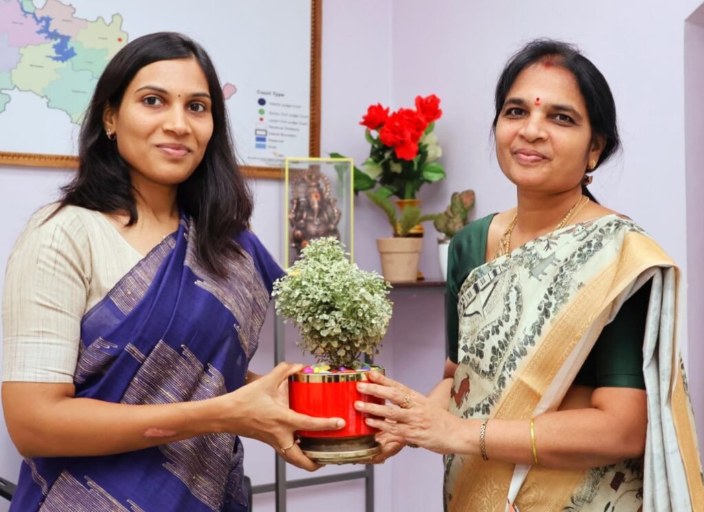 జిల్లా ప్రధాన న్యాయమూర్తిని మర్యాదపూర్వకంగా కలిసిన జిల్లా కలెక్టర్ ప్రావీణ్య 1 IMG 20250618 175535