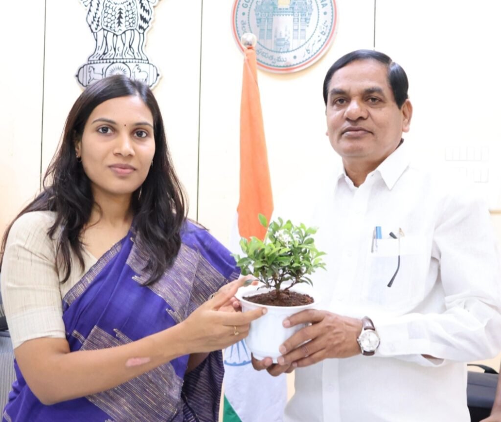 జిల్లా కలెక్టర్ ప్రావీణ్యను కలిసిన గ్రంథాలయ చైర్మన్ అంజయ్య 1 IMG 20250618 182823
