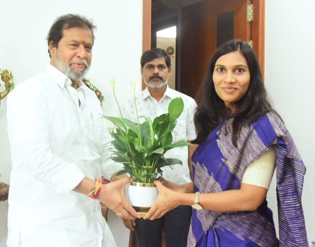 మంత్రి దామోదర్ రాజనర్సింహను కలిసిన నూతన జిల్లా కలెక్టర్ ప్రావీణ్య 1 IMG 20250618 184029