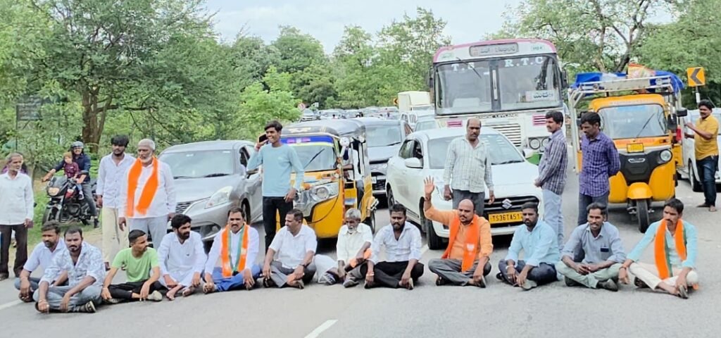 నత్నాయపల్లి రోడ్డుకు మరమ్మతులు చేపట్టాలని బీజేపీ రాస్తారోకో 1 IMG 20250620 150220