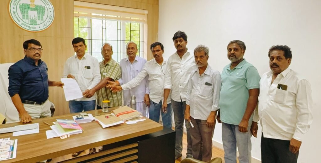 రోడ్లు అధ్వానంగా మారాయి.. సీసీ రోడ్ల నిర్మాణం చేపట్టండి: టీఆర్ఎస్ నాయకుడు కళ్యాణ్కర్ నర్సింగరావు 1 IMG 20250623 195350