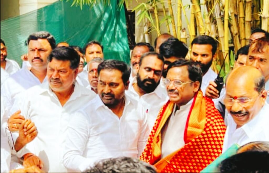 మంత్రి వివేక్ వెంకటస్వామిని కలిసిన కాట శ్రీనివాస్ గౌడ్ 1 IMG 20250628 170848