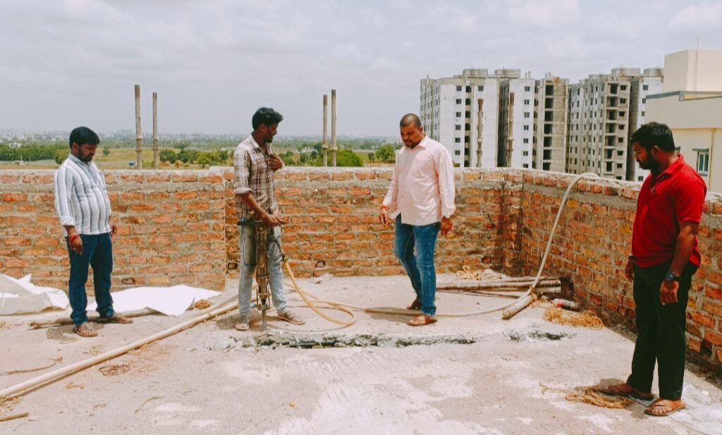 ఇంద్రేశంలో అక్రమ కట్టడాలు కూల్చివేసిన అధికారులు 1 IMG 20250628 183431