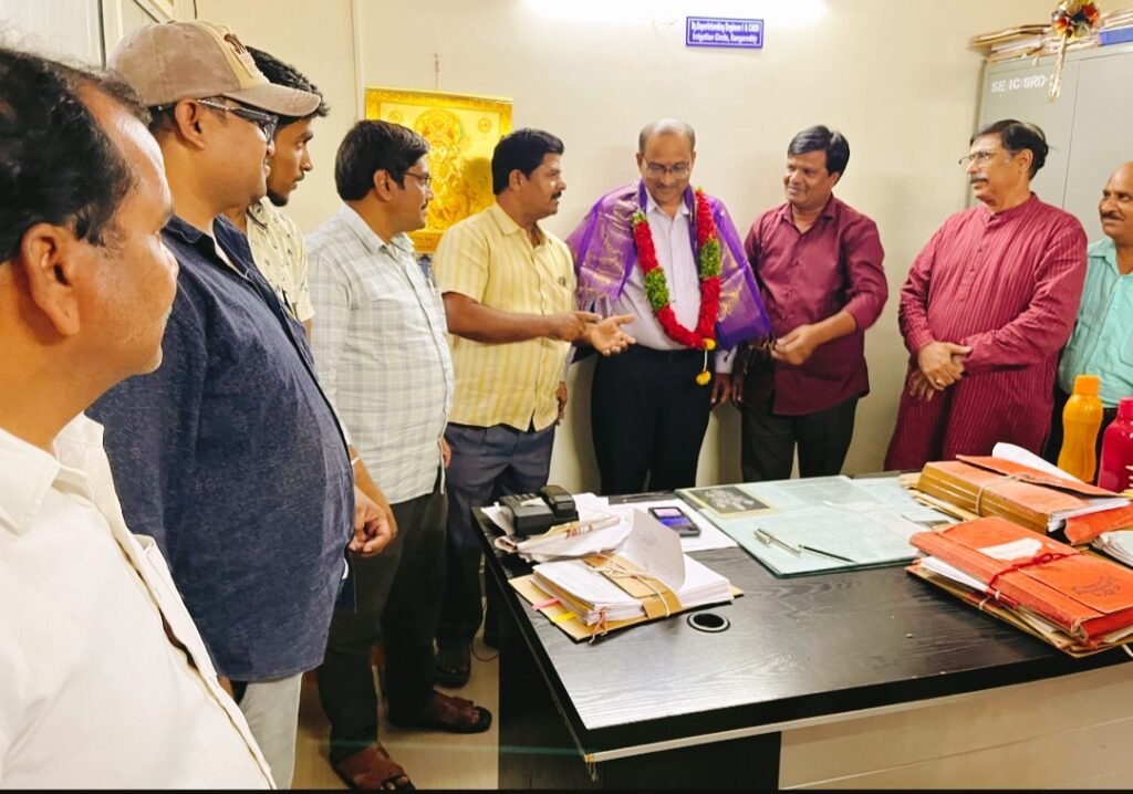 పదోన్నతిపై వెళ్తున్న డిప్యూటీ ఎస్.ఈ రాజేంద్ర ప్రసాద్ కు సన్మానం 1 IMG 20250703 172957