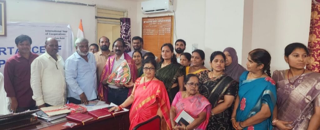 జిల్లా సహకార శాఖ అధికారి కిరణ్ ను కలిసిన ఉద్యోగుల సంఘం సభ్యులు 1 IMG 20250703 184110